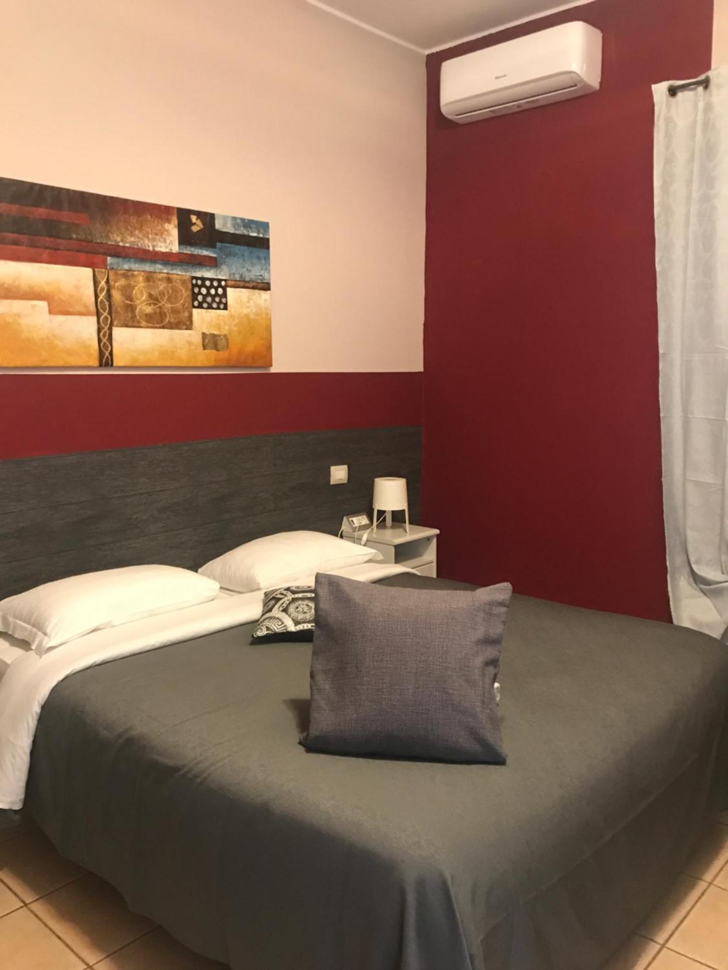 Vegan Inn Airport - Adults Only - Late Check In 피우미치노 외부 사진
